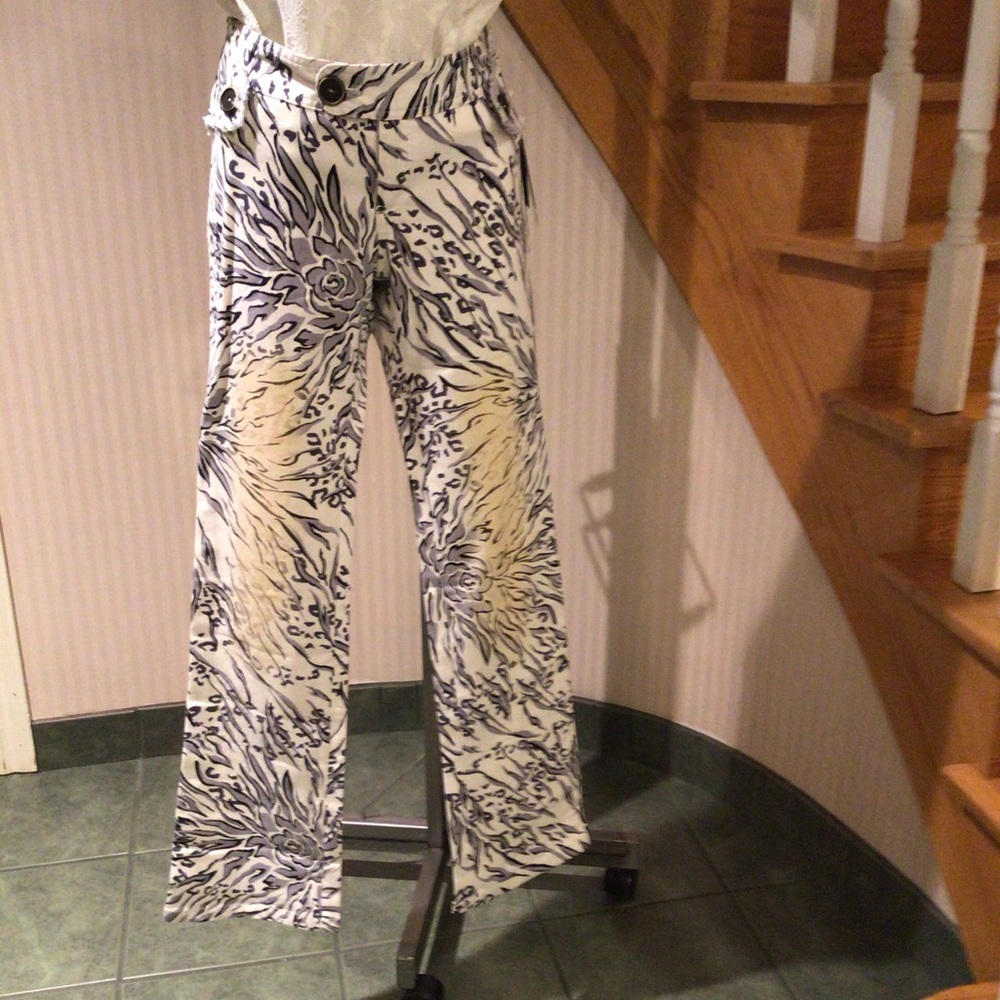 💕💕Host Pick💕💕Jean like Off white with grey black print